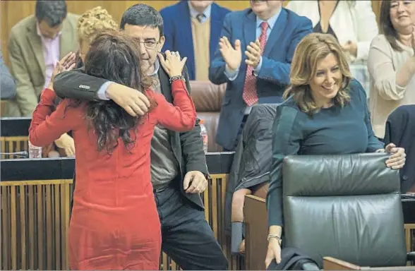  ?? JULIO MUÑOZ / EFE ?? Susana Díaz, en el Parlamento andaluz, junto a la consejera de Economía, María Jesús Montero, y el portavoz de la gestora, Mario Jiménez
