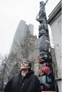  ?? ALLEN McINNIS ?? Charles Joseph with his 55-foot totem pole outside the Museum of Fine Arts in Montreal on Monday.