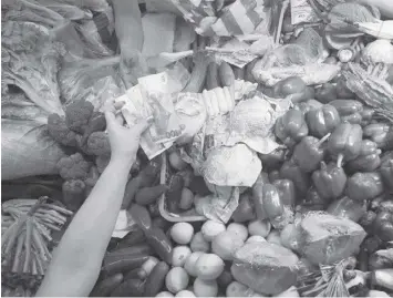  ?? PHILSTAR.COM ?? Customers shop for vegetables in Kamuning Public Market on December 6, 2022.