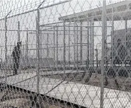  ?? Cedar Attanasio / AP ?? Un agente de la Patrulla Fronteriza vigila las nuevas instalacio­nes de detención de migrantes en la base de Franklin de El Paso, Texas, el martes, 25 de febrero.