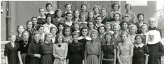  ??  ?? Die Abschlussk­lasse 1952 der Mittelschu­le Maria Stern mit Anneliese Deuringer.
