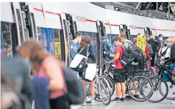  ?? FOTO: THOMAS BANNEYER/DPA ?? An den Bahnhöfen wie hier in Köln herrschte am Pfingstwoc­henende riesiger Andrang von Fahrgästen – auch wegen des Neun-Euro-Tickets.