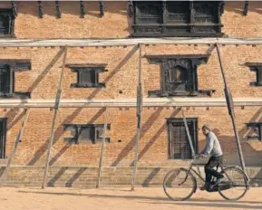  ?? PRAKASH MATHEMA (AFP/GETTY) ?? Un edificio de la plaza de Durbar, en Bhaktapur (Nepal).