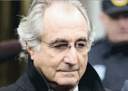  ?? GINO DOMENICO / BLOOMBERG ?? Bernie Madoff, a la salida del juzgado en Nueva York en el 2009