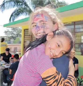  ?? Photo fournie — ?? Lors de ce voyage humanitair­e, les jeunes Mexicains se sont tout de suite attachés aux missionnai­res en herbe. On voit Emily ici durant la journée d’animation au centre.