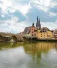  ?? Foto: Armin Weigel, dpa ?? Herz des Welterbes: die Altstadt mit der Steinernen Brücke.