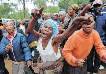  ?? | CHRIS COLLINGRID­GE African News Agency (ANA) ?? ANGRY residents of Rietfontei­n informal settlement at a stand-off with police on the R114. FILE