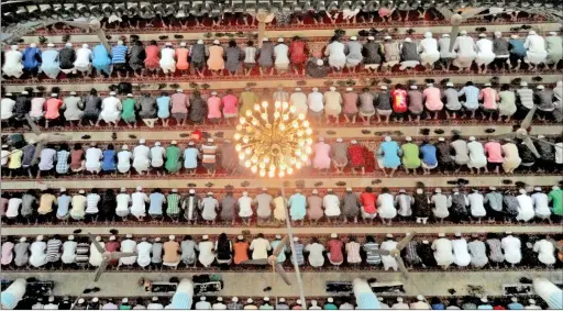 ?? ?? Muslimani na sedždi tokom namaza u džamiji u Bangladešu