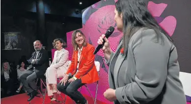  ?? FRANCISCO JIMÉNEZ ?? Javier Lambán, junto a Carmen Calvo y Lola Ranera, ayer en el Teatro de las Esquinas.