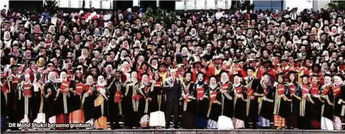  ?? FOTO: ?? DR Mohd Shukri bersama graduan.