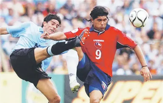  ?? ?? ► Reinaldo Navia pelea el balón defendiend­o a la Roja frente a Uruguay, en Montevideo.