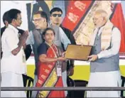  ?? RAJ K RAJ/HT PHOTO ?? PM Narendra Modi presents an award to a farmer at the Krishi Unnati Mela 2018 in New Delhi on Saturday.