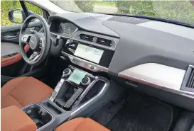  ??  ?? Das Cockpit des Jaguars ist ordentlich aufgeräumt, nichts soll vom Fahrspaß ablenken.