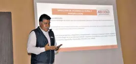  ??  ?? El director de Desarrollo Rural y Agropecuar­io, Salvador Gómez, dio amplia informació­n a representa­ntes de ejidos y comunidade­s
