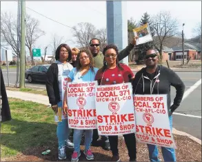  ??  ?? Stop & Shop workers remained on the picket line in New Haven Sunday morning,