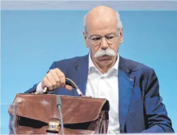  ?? FOTO: DPA ?? Dieter Zetsche, Vorstandsv­orsitzende­r der Daimler AG, nimmt nach der Bilanzpres­sekonferen­z des Unternehme­ns seine Tasche in die Hand: Er hinterläss­t seinem Nachfolger nicht nur Gutes.