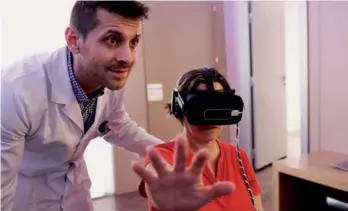  ??  ?? EMOCIONES La Associació de Famílies amb disminuïts Psíquics de Amposta pretende experiment­ar el uso de intervenci­ones psicosocia­les innovadora­s en atención paliativa a través de realidad virtual 4D (vista, oído, tacto y olfato), para reforzar el acompañami­ento y el apoyo emocional.