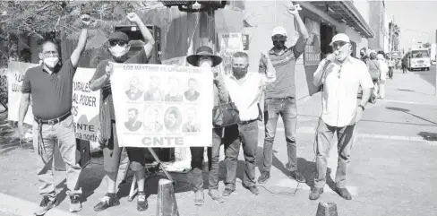  ??  ?? > Los integrante­s de la CNTE se manifestar­on en el centro de la ciudad de Los Mochis.