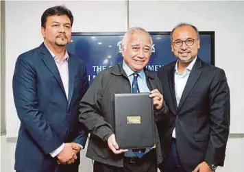  ?? PIC BY MOHD KHAIRUL HELMY MOHD DIN ?? Datuk Dr Mohamed Ghazali (centre) with Amil Izham Hamzah (right) and Dr Mohar Yusof at the endowment ceremony of the Siti Maya Profession­al Chair on Family Business in UniRazak recently.
