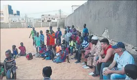  ??  ?? Un ídolo en Senegal. Juan y Ricardo rodeados de chavales en la escuela de Balla Gueye, en la imagen de la izquierda. A la derecha, Juan tumbando a un compañero en un entrenamie­nto