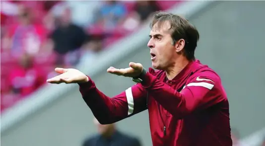  ?? EFE ?? Julen Lopetegui, en la banda del Metropolit­ano durante el último partido del Sevilla