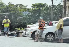  ??  ?? Cuidacoche­s son “dueños” de los espacios de estacionam­iento de forma ilegal. Ninguna autoridad hace nada al respecto.