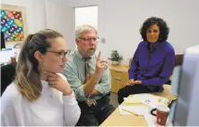  ?? Jim Gensheimer / Special to The Chronicle ?? Kathryn Andrews (left), Elliott Main and Cathie Markow confer at the California Maternal Quality Care Collaborat­ive.