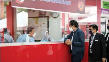  ?? — Bernama photo ?? Khairy speaks to the staff at the Sultanah Bahiyah Hospital during his visit yesterday.