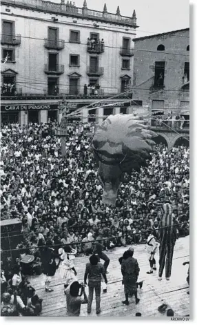  ?? ARCHIVO LV ?? Tàrrega. Actuacione­s en la Plaza Major de Tàrrega, uno de los escenarios clásicos de la Fira de Teatre de la localidad, que ayer cerró su edición número 37