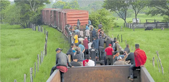  ?? REUTERS ?? En marcha. Un grupo de migrantes circula en un tren de carga hacia la frontera con Estados Unidos en la zona de Teapa, en el Estado mexicano de Tabasco.