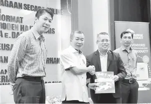  ??  ?? TAMAT BENGKEL: Naroden ketika menyampaik­an sijil penyertaan kepada salah seorang wakil peserta yang mengambil bahagian dalam Kursus Perniagaan Online di Kuching, semalam sambil disaksikan Kameri (kiri).