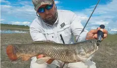  ??  ?? Juanma Capuano y su pacú reloj pescado con bolita de plástico o látex. Y Facu con un taruchón costero muy peleador.