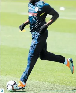  ?? PHOTOS AFP ?? Le Jamaïcain Usain Bolt était tout sourire pour sa première séance d’entraîneme­nt hier matin. 2. Le multimédai­llé olympique y est allé de quelques contrôles de ballon. 3. En conférence de presse, l’ex-sprinteur n’a pas voulu se fixer des objectifs sur son passage en Australie. 4. Les membres des Mariners de Central Coast ont discuté avec leur nouveau coéquipier ce matin avant l’entraîneme­nt.