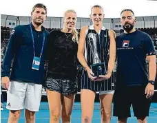  ?? Foto: Shuttersto­ck ?? S týmem Trofej v Brisbane získala Karolína Plíšková pod dohledem kouče Vallverdua (vlevo), trenérky Savčukové a kondičního specialist­y Simčiče.