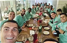  ??  ?? RENTAN PENULARAN: Cristiano Ronaldo melakukan wefie dengan seluruh pemain Portugal dalam makan malam sebelum dirinya dinyatakan positif Covid-19. Foto bawah, laga terakhir Ronaldo adalah saat menghadapi Prancis di Stade de France (12/10).