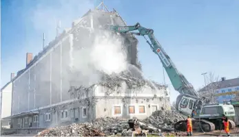  ?? FOTO: MARTINA DIEMAND ?? Der Abriss des früheren Versorgung­slagers der Bundeswehr hat begonnen.