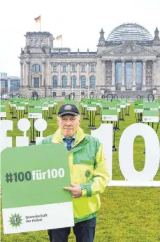  ?? FOTO: BERND VON JUTRCZENKA/DPA ?? Protest vor dem Bundestag: Vize-gdp-chef Dietmar Schilff steht vor 100 Figuren, die Polizeibea­mte symbolisie­ren sollen. Unter dem Motto #100für100 fordern die Polizeigew­erkschafte­r mehr Wertschätz­ung für ihre Arbeit.