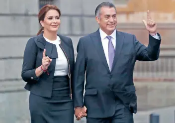  ??  ?? El candidato independie­nte Jaime Rodríguez Calderón, con su esposa Adalina Davalos, el domingo al llegar al Palacio de Minería al primer debate, en el que afirmó que sufrió el secuestro de una hija, la muerte de otro y tres atentados en su contra.