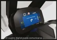  ??  ?? El cuadro digital puede comunicars­e con el teléfono e integrar un navegador. En ambos lados del escudo se han habilitado compartime­ntos. El hueco admite un casco integral con el sistema Flexbox.