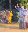  ?? FOTO: REGINA LANGHANS ?? Gestrandet­e Seeleute in Shakespear­es „Der Sturm“, der neuen Inszenieru­ng der Schwabenbü­hne in Illertisse­n.