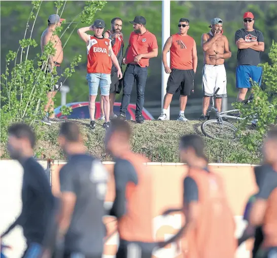  ?? PREnSA RIvER ?? ayer, los hinchas de river alentaron al equipo en la práctica; esta noche serán 4.000 en el arena do gremio