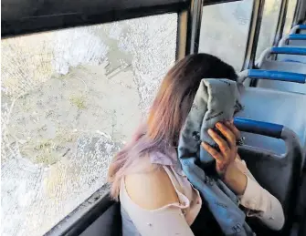  ?? / CORTESÍA ?? La roca rompió el cristal de la ventana e hizo blanco en el rostro de la mujer