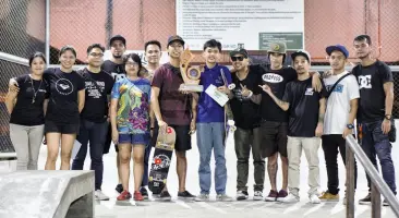  ??  ?? DC x Grind Kadayawan Skateboard­ing Competitio­n champion (intermedia­te) Sonito Austino Jr. of Davao City with the organizers