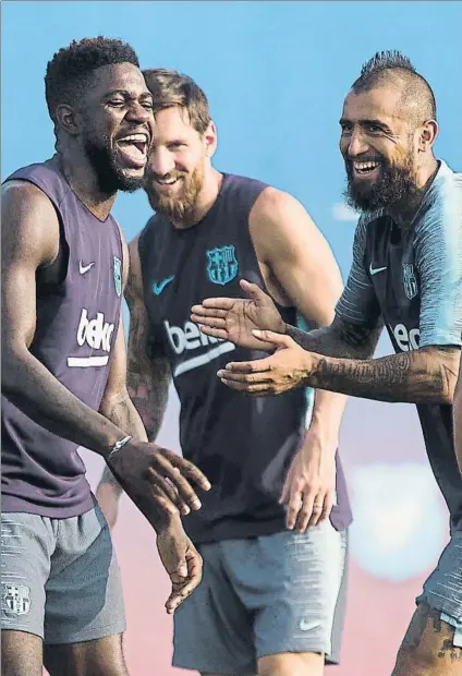  ?? FOTO: PERE PUNTÍ ?? Buen ambiente Umtiti y Arturo Vidal se parten de risa en el entrenamie­nto de ayer con Leo Messi en segundo plano