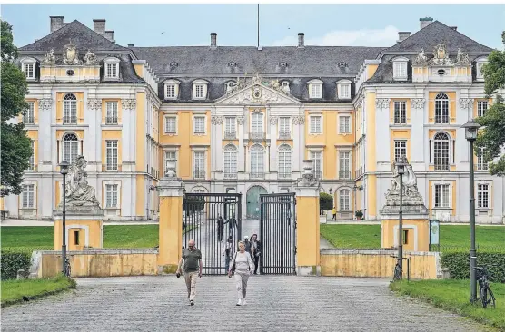  ??  ?? Schloss Augustusbu­rg in Brühl repräsenti­ert die politische Seite des Kurfürsten Clemens August.