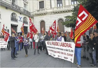  ?? JAIME GALINDO ?? Protesta de trabajador­es del campo convocada por los sindicatos UGT y CCOO, en mayo del 2019.