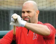  ??  ?? ↑ Albert Pujols recibió luz verde para empezar a hacer swing en diciembre.