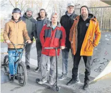  ?? FOTO: NADINE SAPOTNIK ?? Louis Trieb, Patrick Trieb, Valentin Gröger, Pascal Weber, Andreas Hillebrand und Stefan Fiedler setzen sich gemeinsam für eine neue Skateanlag­e ein.