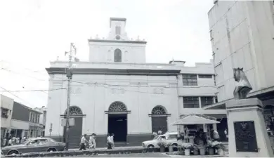  ?? ARCHIVO NACIONAL.
COLECCIÓN DEL ?? Fachada de la Iglesia El Carmen y parte de la plaza Isabel La Católica en la década de los años 80.