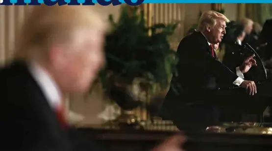  ??  ?? Espelho em salão da Casa Branca faz reflexo do presidente Donald Trump, durante entrevista coletiva com o líder colombiano Juan Manuel Santos